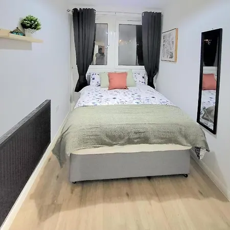 Three Bed Flat In Mile End Apartment